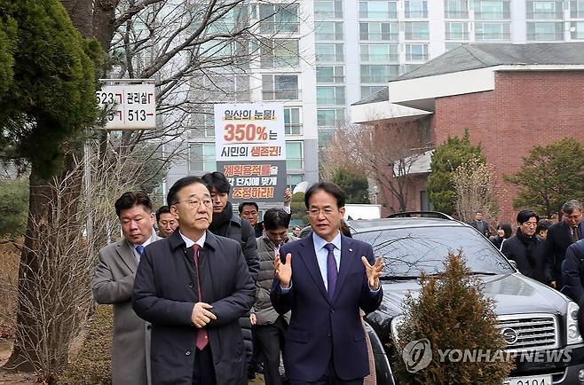일산신도시 정비사업 현장방문 (고양=연합뉴스) 김병만 기자 = 김윤덕 국토교통부장관(왼쪽)과 이동환 고양시장이 11일 경기도 고양시 정비사업 선도지구 아파트단지를 방문, 현장 진행 상황을 점검하고 있다. 2026.2.11 kimb01@yna.co.kr