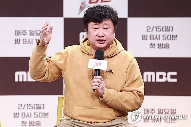 '1등들' 연출한 김명진 PD (서울=연합뉴스) 진연수 기자 = 김명진 PD가 11일 서울 마포구 MBC 골든마우스홀에서 열린 MBC 신규 음악 예능프로그램 '1등들' 제작발표회에서 인사말을 하고 있다. 2026.2.11 jin90@yna.co.kr