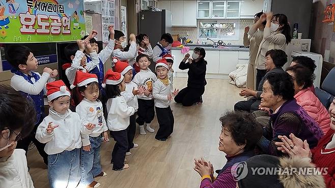 어린이집 아동들, 경로당서 효도 공연 (울산=연합뉴스) 13일 울산시 울주군 두서어린이집 아동들이 새해를 맞아 울주군 두서면 노동·노서 경로당을 찾아 어르신을 위한 효도 합창공연을 펼쳤다.2025.1.13 [울주군 제공. 재판매 및 DB 금지] young@yna.co.kr
