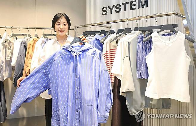 한섬, '시스템' 시즌 신제품 공개 (서울=연합뉴스) 현대백화점그룹 계열 패션전문기업 한섬이 캐주얼 브랜드 '시스템'의 2025 S/S 시즌 신제품을 선보인다고 17일 밝혔다. 직원이 2025 S/S 신제품을 소개하고 있다. 2025.3.17 [현대백화점 제공. 재판매 및 DB 금지] photo@yna.co.kr