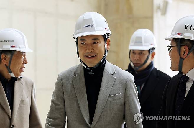 호남 행보하는 장동혁 대표 (나주=연합뉴스) 조남수 기자 = 국민의힘 장동혁 대표가 11일 오후 전남 나주시 한국에너지공과대학교(KENTECH)를 방문해 시설을 둘러보고 있다. 2026.2.11 iso64@yna.co.kr