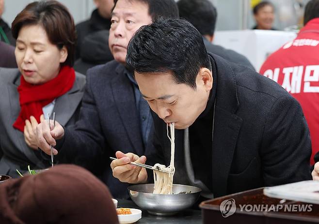 서문시장서 국수 먹는 장동혁 대표 (대구=연합뉴스) 김현태 기자 = 국민의힘 장동혁 대표가 11일 대구 서문시장을 방문해 국수를 먹고 있다. 2026.2.11 mtkht@yna.co.kr