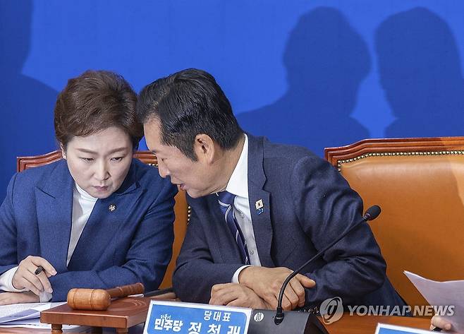 대화하는 정청래 대표와 이언주 최고위원 (서울=연합뉴스) 황광모 기자 = 더불어민주당 정청래 대표(오른쪽)와 이언주 최고위원이 11일 국회에서 열린 최고위원회의 도중 대화하고 있다. 2026.2.11 hkmpooh@yna.co.kr