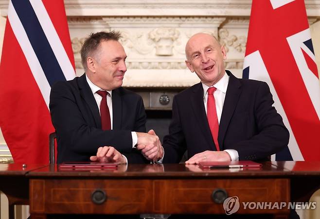 작년 12월 방위협정 체결식에서 영국·노르웨이 국방장관 [EPA 연합뉴스 자료사진. 재판매 및 DB 금지]