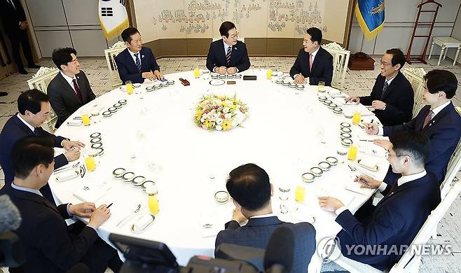 이재명 대통령, 여야 지도부 회동 (서울=연합뉴스) 한상균 기자 = 이재명 대통령이 8일 용산 대통령실에서 여야 지도부 오찬 회동을 하고 있다. 2025.9.8 [대통령실통신사진기자단] xyz@yna.co.kr