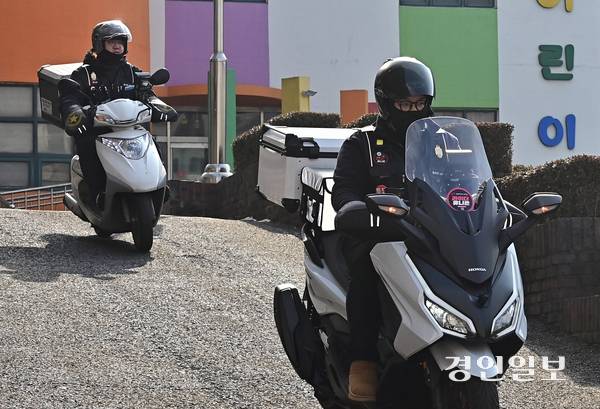 12일 오후 인천시 미추홀구 인천종합사회복지관에서 라이더유니온지부 인천지회 조합원들로 구성된 ‘라이더나눔봉사단’이 오토바이에 취약계층에 전달할 설명절 선물을 싣고 달리고 있다. 2026.2.12 /조재현기자 jhc@kyeongin.com