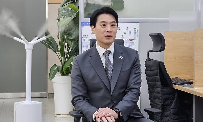 ▲ 12일 경기도지사 출마를 선언한 더불어민주당 한준호 국회의원(고양을)이 수원 영통구 경기도청 기자실을 찾아 자신의 의견을 전하고 있다. /인천일보DB