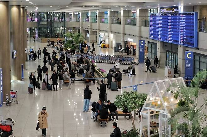 ▲&nbsp;12일 인천 중구 운서동 인천국제공항 제1여객터미널 입국장이 관광객들로 붐비고 있다.