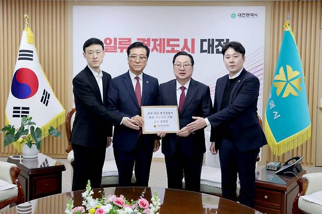 대전시의회 조원휘 의장과 이중호, 김진오 시의원, 이장우 대전시장.