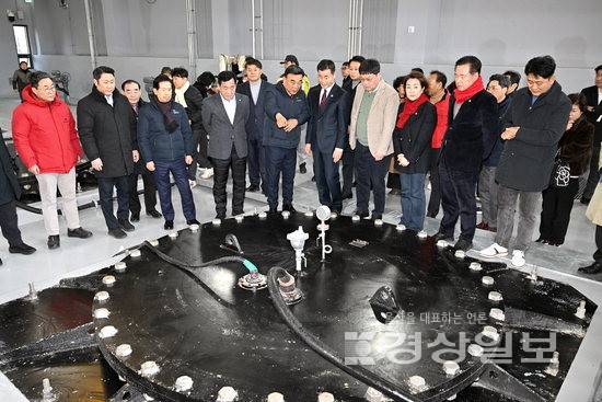 ▲ 태화 자연재해위험개선지구 정비사업 준공식이 11일 울산 중구 태화시장 배수펌프장에서 열렸다. 김두겸 울산시장, 이성룡 울산시의회 의장, 박성민 국회의원, 김영길 중구청장, 박경흠 중구의회 의장 등 참석 내빈들이 배수펌프 시설을 둘러보고 있다. 김도현기자 do@ksilbo.co.kr