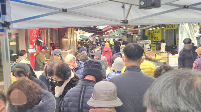 사람들로 북적이는 화원전통시장 골목 풍경.