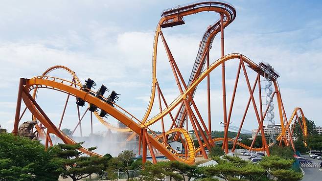 경주월드의 랜드마크 ‘드라켄’이 휴식과 체험이 공존하는 경주의 또 다른 얼굴을 보여주고 있다. /경주시 제공