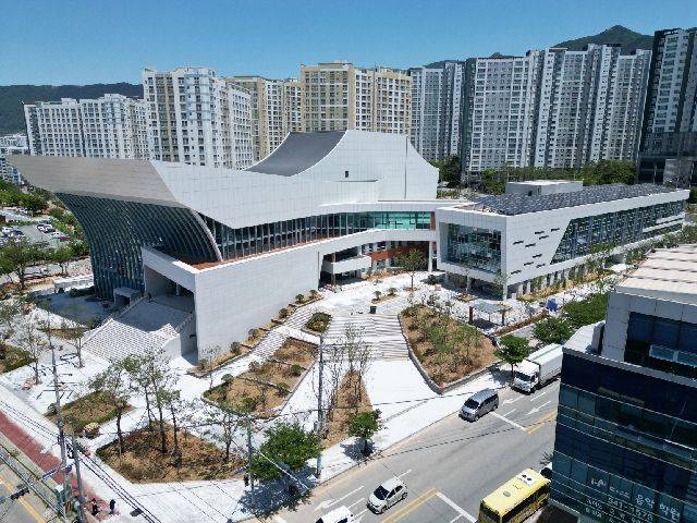진해아트홀과 진해아트홀도서관 현장사진./창원시 제공/