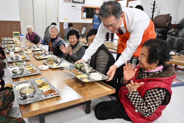 김진열 군위군수는 사업 시행 첫 달을 맞아 직접 대흥1리 경로당을 찾아 배식 과정을 꼼꼼히 살폈다. 김 군수는 "어르신들께서 안심하고 식사하실 수 있도록 행정력을 집중하겠다"고 강조했다. 군위군 제공