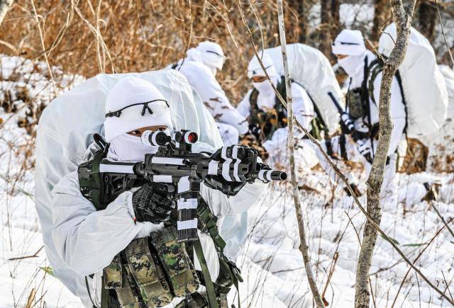 육군 특전사가 강원도 대관령 황병산 일대 동계훈련장에서 훈련을 하고 있다.[사진=육군]