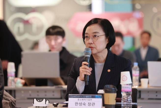 한성숙 중소벤처기업부 장관이 12일 서울 강남구 글로벌스타트업센터에서 열린 ‘OpenData X AI 챌린지 스타트업 간담회’에서 인사말을 하고 있다.(사진출처=중소벤처기업부)