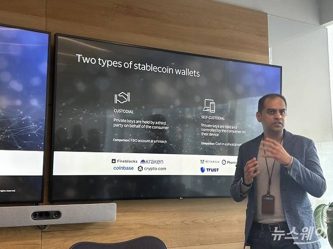 12일 니신트 상하비 비자 아시아태평양 디지털 커런시 총괄이 미래에셋원빌딩 서관 17층에서 비자 코리아 스테이블코인 미디어 간담회에서 발표하고 있다. 사진=한종욱 기자.