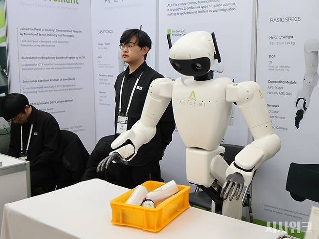 학회 내부에 마련된 기업들의 로봇 전시회. 사진은&nbsp;'에이로봇'에서 개발한 휴머노이드로봇./ 사진=박설민 기자