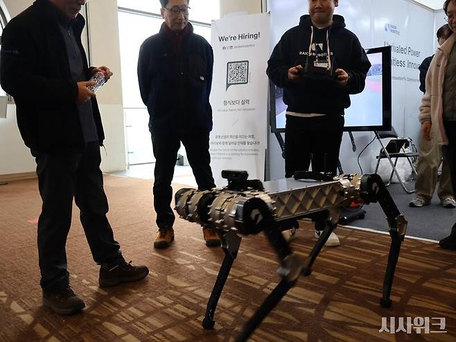 '라이온로보틱스'에서 개발한 4족보행로봇. 약 30~40kg의 짐도 거뜬히 운반 가능하다고 한다./ 사진=박설민 기자