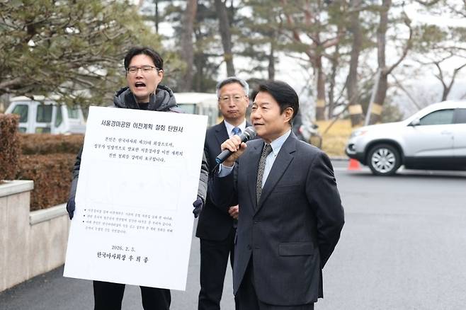 ▲우희종 한국마사회 신임 회장이 5일 경기 과천 본사 앞에서 출근저지투쟁을 벌이는 마사회 노조원들과 대화하고 있다. 사진=한국마사회