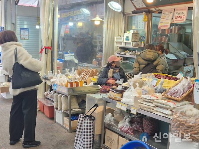 고객들이 영등포전통시장에서 잡곡류를 살펴보고 있다. [사진=신현숙 기자]