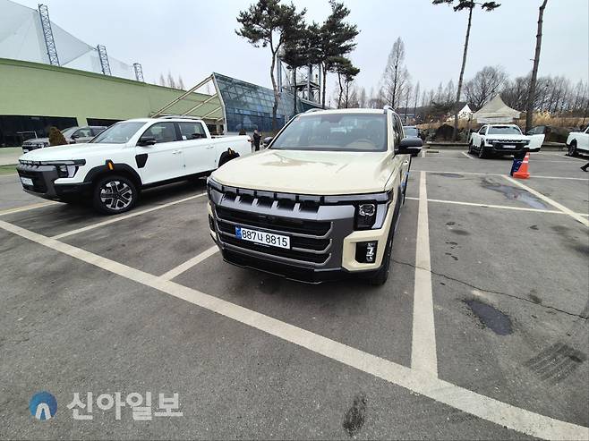 2026년형 KGM 무쏘 전면부. 직선 위주의 대형 그릴과 수직형 램프로 정통 픽업 이미지를 강조했다.[사진=윤경진 기자]