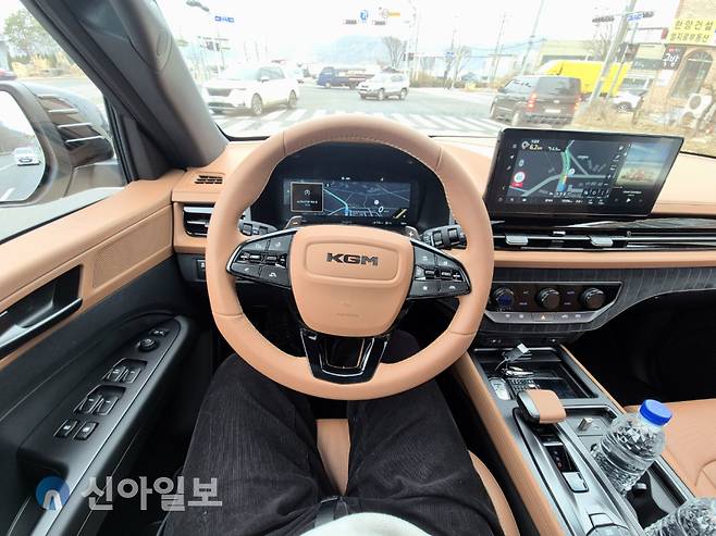 운전석 모습. 디지털 클러스터에 내비게이션 지도를 직접 표시해 시선 이동을 줄였다.[사진=윤경진 기자]