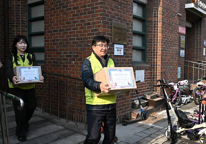 송춘수 NH농협손해보험 대표이사가 지난 11일 서울시 서대문구 서대문종합사회복지관에서 우리 농산물 꾸러미 나눔 행사를 진행하고 있다. [사진=NH농협손해보험]