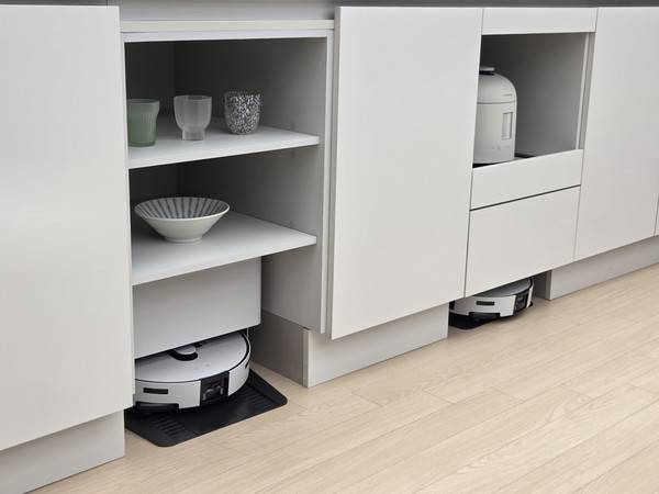싱크대 하부장에 설치된 2026년형 비스포크 AI 스팀 로봇청소기. 사진=신혜영 이코노믹리뷰 기자