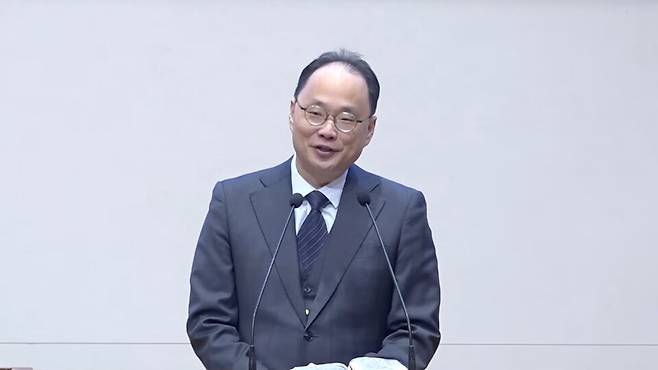 박병석 목사는 여성 청년과 사택에서 상담을 했다고 해명했다. 그는 당회 결정에 따라 약 3주 동안 자숙 기간을 보내고 있다. 남포교회 유튜브 갈무리