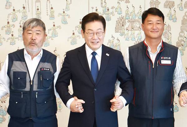 이재명 대통령이 4일 서울 용산 대통령실 청사에서 열린 양대노총 위원장과의 오찬 간담회에 참석해 김동명 한국노총 위원장(왼쪽), 양경수 민주노총 위원장과 기념촬영을 하며 손을 잡고 있다. 2025.9.4. 연합뉴스