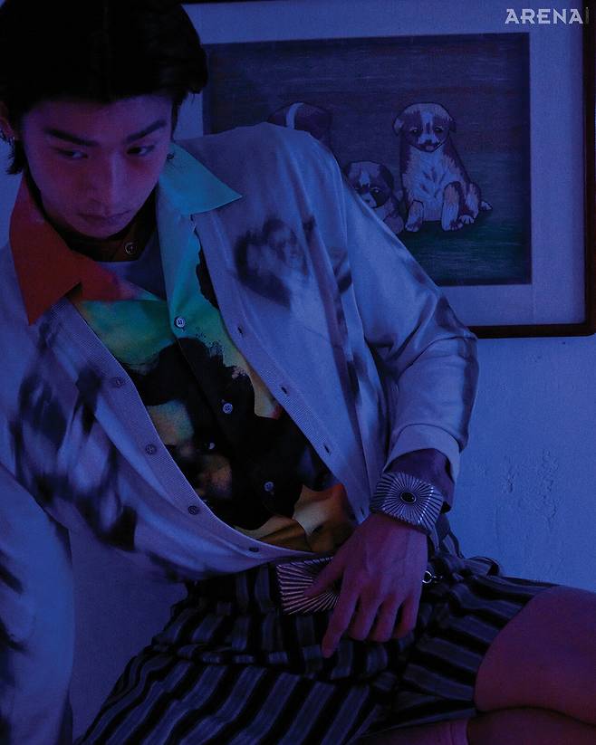 링거 티셔츠·볼링 셔츠·카디건·스트라이프 쇼츠·메탈 버클 벨트·벨트 체인·브레이슬릿·양말 모두 가격미정 베르사체 제품.&nbsp;