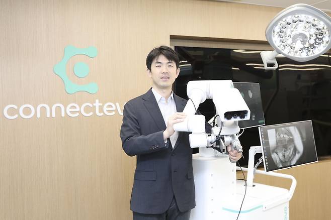 노두현 코넥티브 대표와 인공수술 로봇 코네보 로봇(Robot, 가칭) . (사진=이데일리 이영훈 기자)
