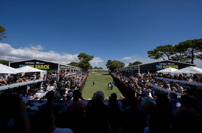 LIV 골프 애들레이드 대회를 상징하는 16번홀에서 팬들의 경기를 지켜보고 있다. (사진=LIV골프)