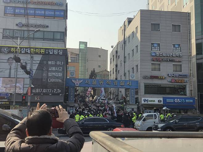 12일 오전 기자회견을 마치고 서울 동작경찰서에 출석하는 전씨를 뒤따르는 지지자들의 모습이다. (사진=염정인 기자)