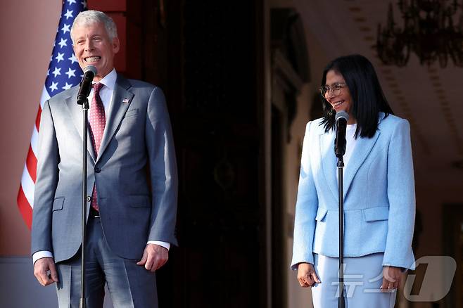 크리스 라이트 미 에너지장관과 델시 로드리게스 베네수엘라 임시 대통령 겸 석유장관이 11일(현지시간) 베네수엘라 카라카스 미라플로레스 대통령궁에서 언론에 발언하고 있다. 2026.02.11. ⓒ 로이터=뉴스1