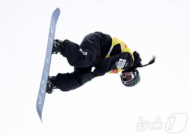 (사진은 기사 내용과 무관함) 2025 토요타 US 그랑프리 여자 스노보드 하프파이프 결승전에서 대한민국의 최가온이 경기를 펼치고 있다./Getty Images/AFP (Photo by Sean M. Haffey / GETTY IMAGES NORTH AMERICA / Getty Images via AFP) ⓒ AFP=뉴스1