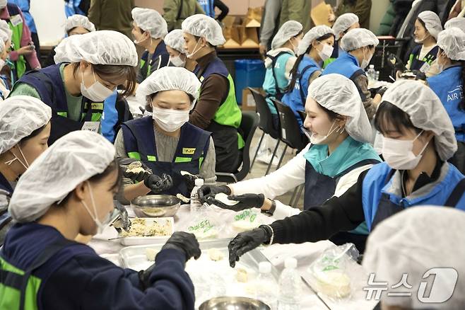 진에어, 에어부산 및 에어서울과 설 맞이 합동 봉사활동(진에어 제공)