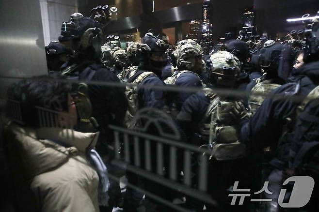 2024년 12월 4일 새벽 서울 여의도 국회 본청 앞에서 경내로 진입하려는 계엄군과 국회 관계자들이 몸싸음을 벌이고 있다. .2024.12.4 ⓒ 뉴스1 이광호 기자