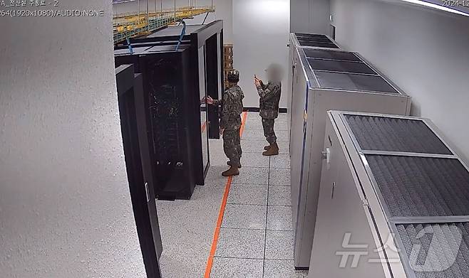 12·3 비상계엄 당시 선거관리위원회에 투입된 계엄군이 선관위 시스템 서버를 촬영하는 장면. (행정안전위원회 제공) 2024.12.6 ⓒ 뉴스1