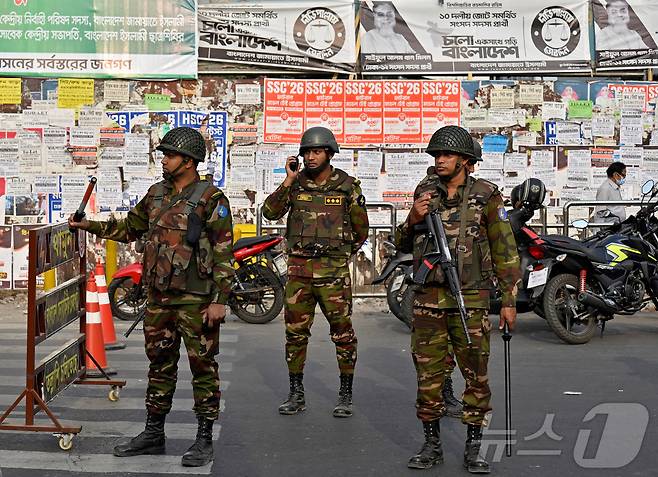 11일(현지시간) 방글라데시 다카에서 육군 병사들이 총선을 하루 앞두고 임시 검문소에서 경계를 서고 있다. 2026.02.11 ⓒ 로이터=뉴스1