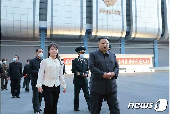 (평양 노동신문=뉴스1) = 북한 노동당 기관지 노동신문은 19일 김정은 총비서가 지난 18일 국가우주개발국을 현지지도했다고 보도했다. 김 총비서의 딸 김주애는 현장에 함께 동행했다. 김 총비서는 "4월 현재 제작완성된 군사정찰위성 1호기를 계획된 시일 안에 발사할 수 있도록 비상설위성발사준비위원회를 구성하고 최종 준비를 다그쳐 끝내라＂고 했다고 신문은 전했다. [국내에서만 사용가능. 재배포 금지. DB 금지. For Use Only in the Republic of Korea. Redistribution Prohibited] rodongphoto@news1.kr