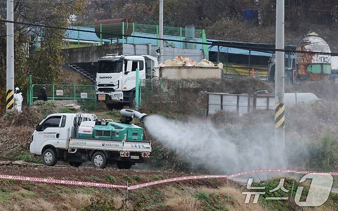 25일 충남 당진 송산면 무수리 한 돼지농장에서 '치사율 100%'(급성형)에 달하는 아프리카돼지열병(ASF)이 발생한 가운데 방역 관계자가 농장 입구를 소독하고 있다. 충남도와 당진시는 이날 발생 농가와 농장주 소유 2개 농장 돼지에 대한 살처분을 마칠 계획이며, 발생 농장 10㎞ 이내 28개 양돈농장에 대해서는 소독을 실시와 함께 이동 제한 조치를 취했다. 2025.11.25 ⓒ 뉴스1 김기태 기자
