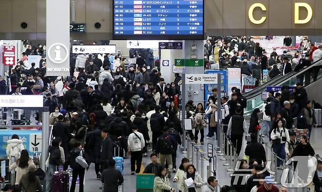 설 연휴를 앞둔 12일 오전 부산 강서구 김해국제공항 국제선 청사가 해외로 떠나려는 여행객들로 붐비고 있다. 2026.2.12 ⓒ 뉴스1 윤일지 기자