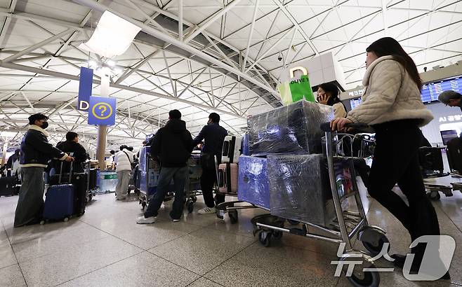 설 명절 연휴를 앞둔 12일 오전 인천국제공항 1터미널 출국장이 이용객들로 붐비고 있다. 2026.2.12 ⓒ 뉴스1 최지환 기자