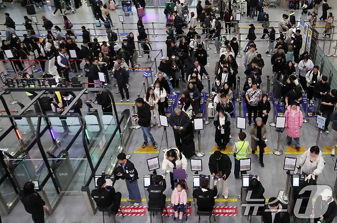 설 연휴를 앞둔 12일 오전 부산 강서구 김해국제공항 국제선 청사가 해외로 떠나려는 여행객들로 붐비고 있다. 2026.2.12 ⓒ 뉴스1 윤일지 기자