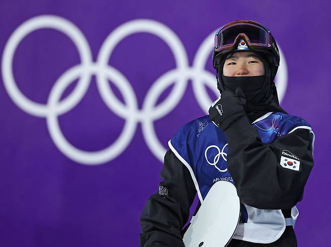 8일(현지시간) 이탈리아 리비뇨 스노파크에서 열린 2026 밀라노·코르티나 동계올림픽 스노보드 여자 빅에어 예선에서 유승은이 묘기를 마친 뒤 미소를 짓고 있다. 사진 | 리비뇨=연합뉴스
