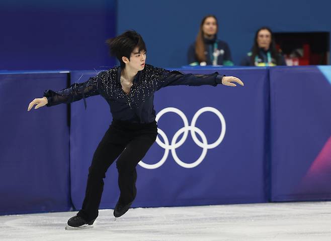 10일(현지시간) 이탈리아 밀라노 아이스스케이팅 아레나에서 열린 2026 밀라노·코르티나담페초 동계올림픽 남자 싱글 쇼트 프로그램에 출전한 차준환이 연기를 펼치고 있다. 사진 | 밀라노=연합뉴스