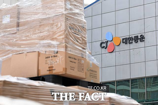 정부와 여당이 대형마트의 새벽배송을 가로막던 '유통산업발전법(유통법)' 개정을 14년 만에 본격 추진하기로 합의하면서 대형마트와 협력 관계인 택배업계가 '최대 수혜 업종'으로 주목받고 있다. /더팩트DB