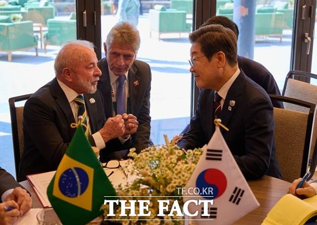 루이즈 이나시우 룰라 다 시우바 브라질 대통령이 오는 22일부터 24일까지 이재명 대통령의 초청으로 국빈 방한한다. 이 대통령이 2025년 6월 17일(현지시간) 캐나다 앨버타주 카나나스키스 주요 G7 정상회의장에서 룰라 대통령과 정상회담을 갖고 있다. /뉴시스